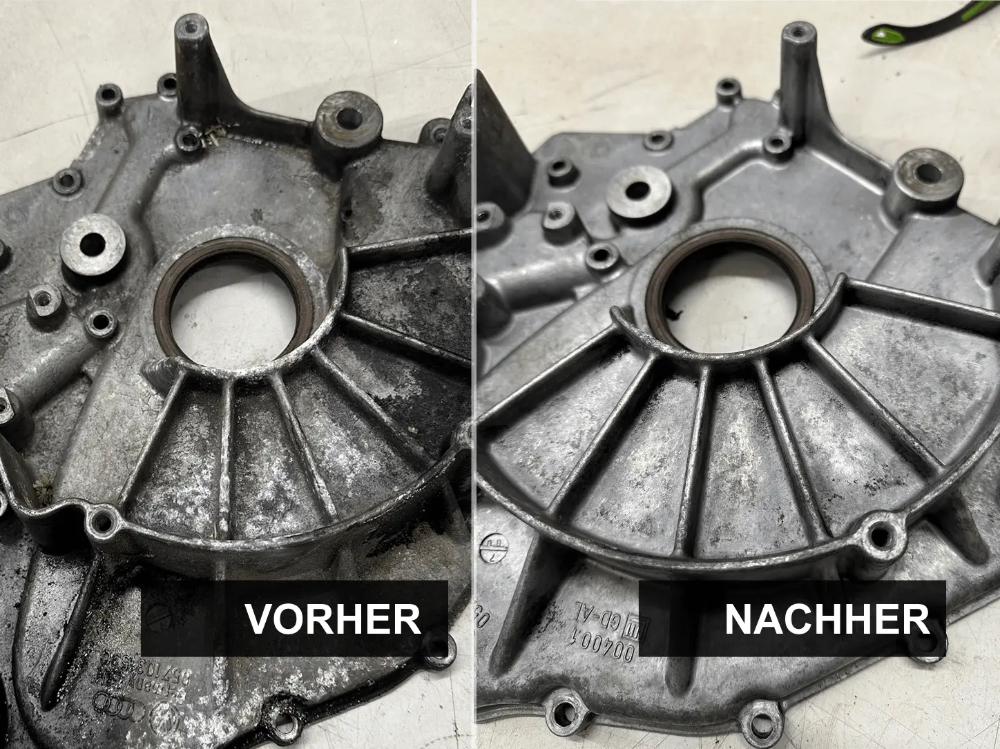 Aluminium-Gussteil eines KFZ-Motors vor und nach dem Trockeneis-Strahlen