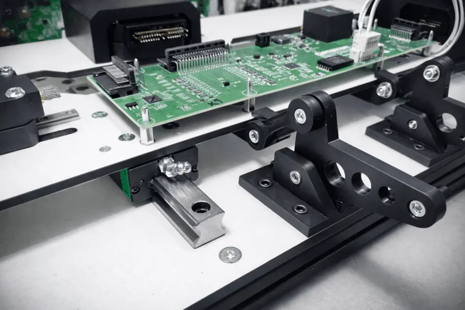 PCB-Prüfstand mit dreiseitiger Kontaktierung der Schnittstellen durch Nadelprüfadapter